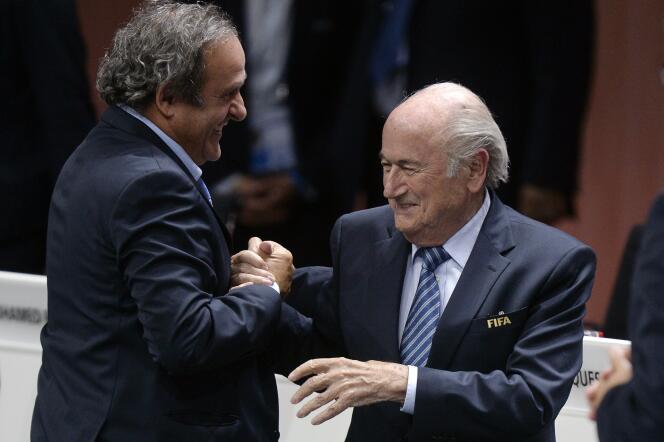 Michel Platini, entonces vicepresidente de la FIFA y presidente de la UEFA, felicita a Sepp Blatter por su reelección en Zúrich el 29 de mayo de 2015.
