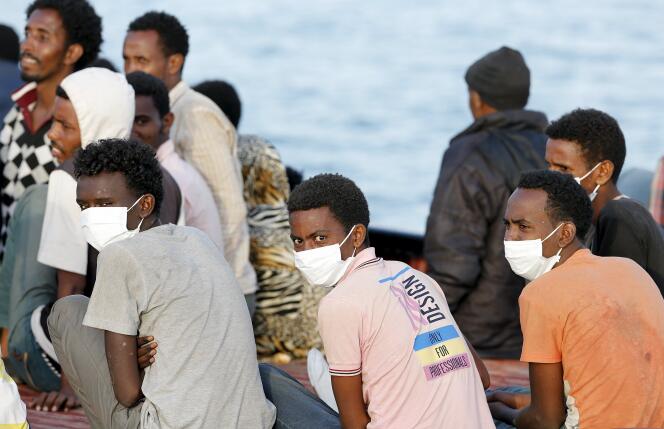 Arrivée de centaines de migrants sauvés en mer dans le port sicilien d'Augusta, samedi 30 mai.