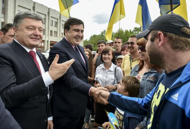 Le président ukrainien, Petro Porochenko, à gauche, avec Mikheïl Saakachvili, le 30 mai dans les rues d'Odessa.