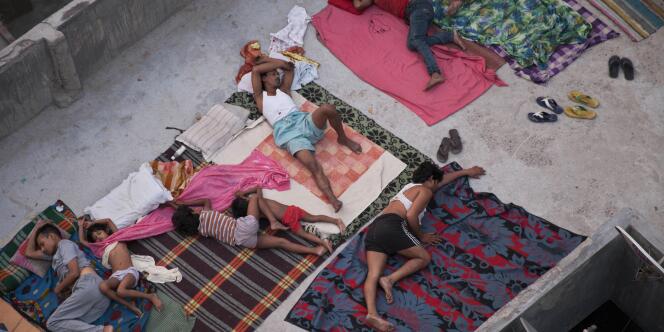 A New Delhi, des habitants dorment sur le toit d'une maison, vendredi 29 mai 2015.