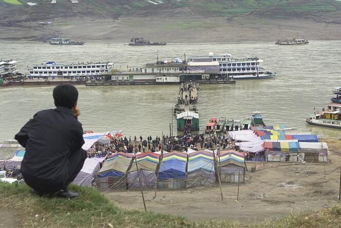 Un homme regarde les bateaux sur la rivière Yangzi, le 27 February 2016, dans la ville de Fengjie.