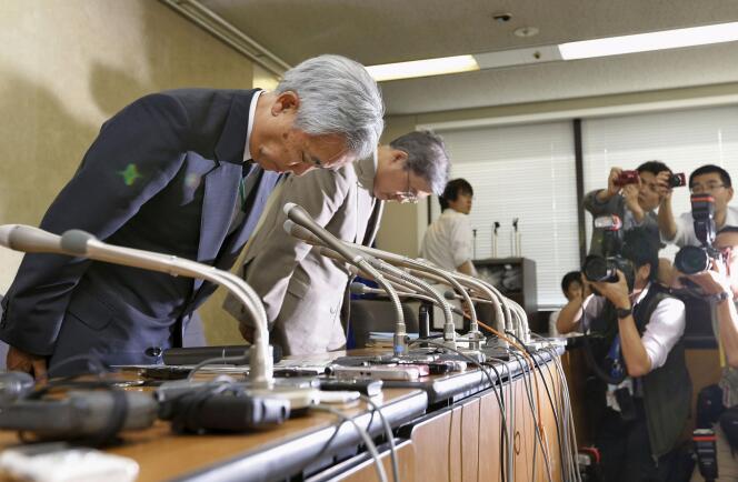 Toichiro Mizushima, le président du système de retraite japonais, présentant ses excuses publiques, à Tokyo, à l'issue d'une conférence de presse, le 1er juin 2015.