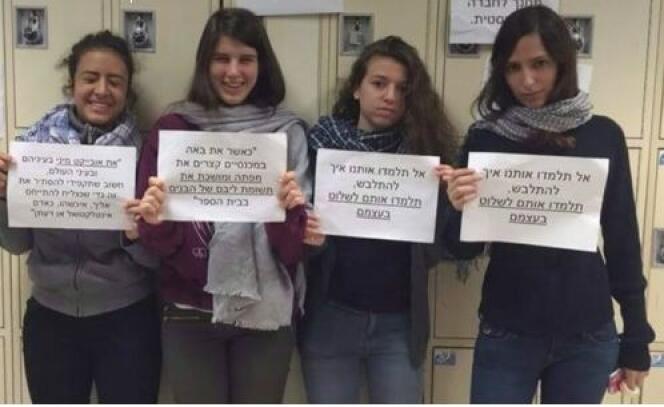 Des élèves du lycée Kalay à Givatayim, en Israël, manifestent pour obtenir le même code vestimentaire que les garçons.