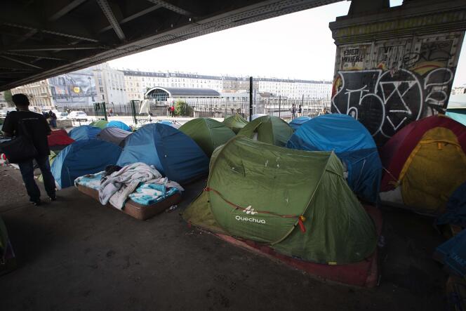 Un camp de réfugiés installé sous le métro La Chapelle à Paris, en juin 2015.