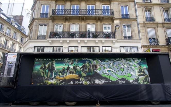 Le camion exposant la fresque de Banksy et Inkie, réalisée en 1998 sur la paroi d'un semi-remorque, garé devant l'hôtel des ventes Drouot.