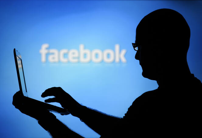 Une femme a été licenciée pour faute grave après avoir laissé son compte Facebook ouvert sur un poste de travail de son entreprise.