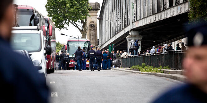 Evacuation par la police du campement de migrants à la station La Chapelle, à Paris, mardi 2 juin.