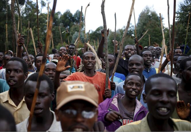 Des manifestants, dans la ville d'Ijenda, au Burundi, le 3 juin.