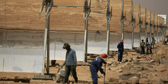 Sur le chantier de construction de la centrale solaire de Beni Mathar au Maroc, en 2009.