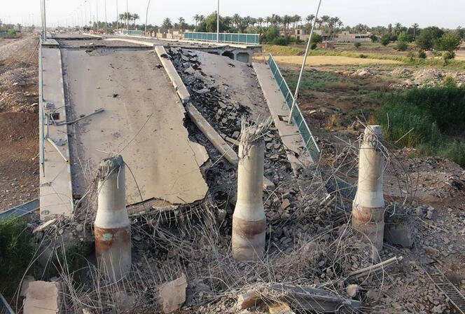 Un pont traversant l'Euphrate au nord de Ramadi, en Irak, détruit par le groupe Etat islamique, en juin 2015.