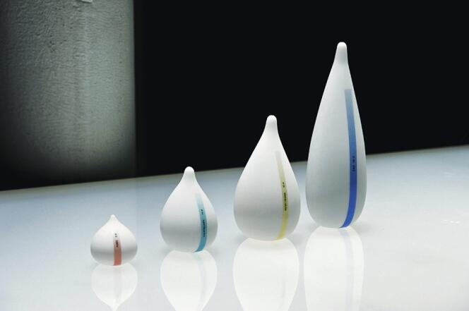 Des bouteilles d'eau comestibles réalisées par le designer François Azambourg en lien avec des chercheurs développant des emballages alimentaires sans plastique (WikiFoods). 