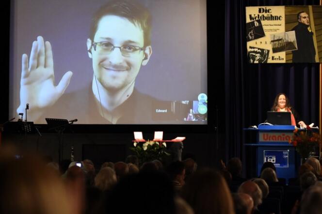 Edward Snowden participe, à distance, à de nombreuses conférences. Ici, à Berlin, en décembre 2014.