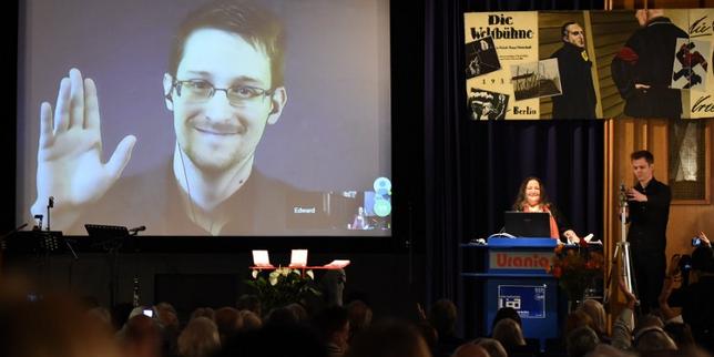 Le lanceur d’alerte Edward Snowden racontera son histoire dans un livre