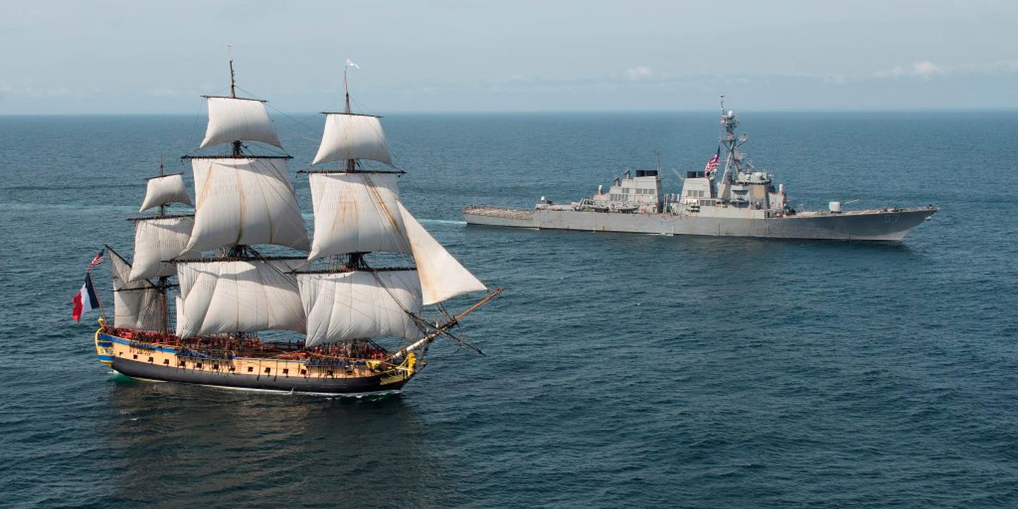 « L’Hermione » fait son entrée dans la baie américaine de Yorktown