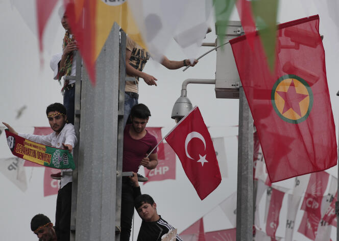 Des militants du HDP, une petite formation pro-kurde qui pourrait faire perdre à l’AKP la majorité absolue au Parlement.(AP Photo/Lefteris Pitarakis)