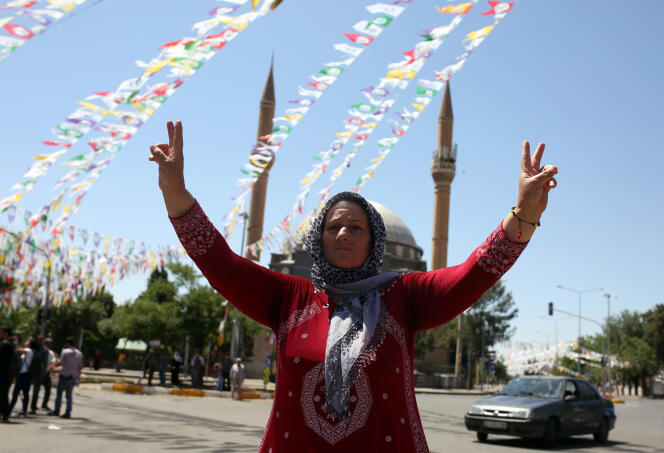 Une Turque soutenant le HDP lors d'une manifestation après un attentat contre un rassemblement du parti, le 6 juin à Diyarbakir.