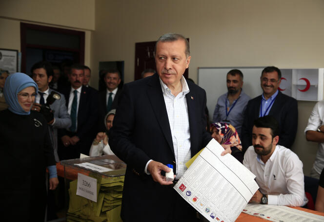 Le président turc Recep Tayyip Erdogan dans un bureau de vote d'Istanbul, le 7 juin.