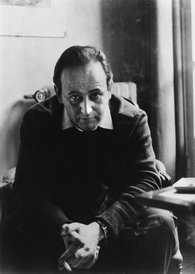 Paul Celan dans son appartement de la rue de Longchamp, à Paris, en 1958.