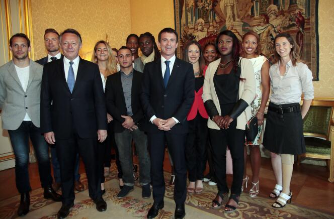 Le secrétaire d'Etat aux sports, Thierry Braillard (2e à partir de la gauche), entouré du premier ministre Manuel Valls et de sportifs français.