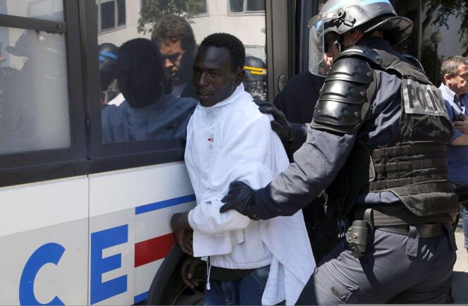 Un migrant arrêté par la police devant la bibliothèque Vaclav-Havel, dans le 18e arrondissement de Paris, lundi 8 juin.