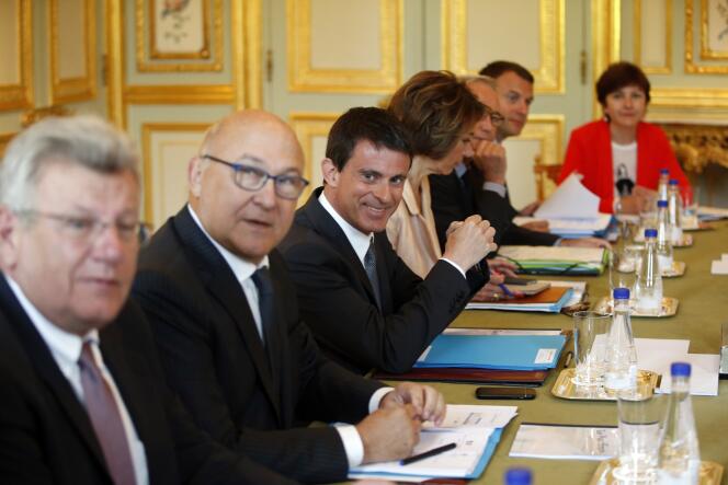 Christian Eckert, secrétaire d’Etat au budget, Michel Sapin, ministre des finances, et Manuel Valls, premier ministre, à l’Elysée, mardi 9 juin.