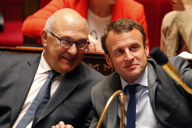 Les ministres des finances et de l'économie, Michel Sapin et Emmanuel Macron, le 9 juin à l'Assemblée.