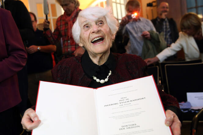 Ingeborg Syllm-Rapoport reçoit son doctorat à l'âge de 102 ans, mardi 9 juin.