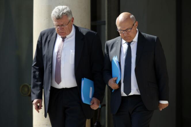 A droite, Michel Sapin, ministre de l’économie et des finances, et  Christian Eckert, secrétaire d’Etat au budget et aux comptes publics.