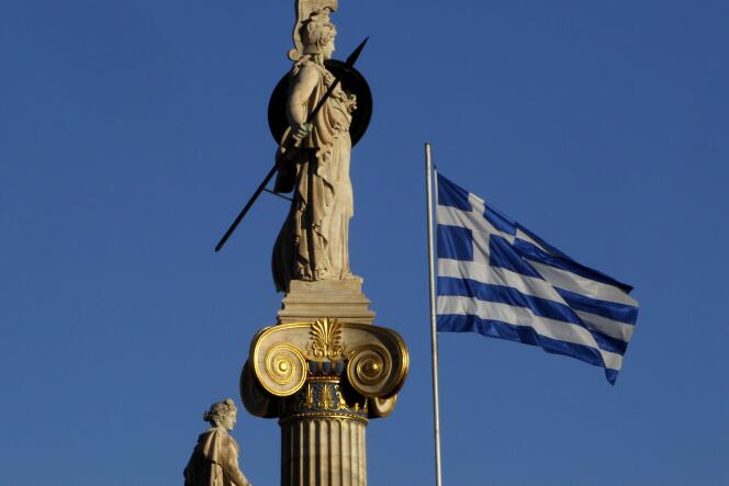 Environ 95 % de la dette publique grecque est aujourd’hui en loi étrangère, suite à la restructuration de 2012 (photo: drapeau grec et statue d'Athéna, à Athènes).