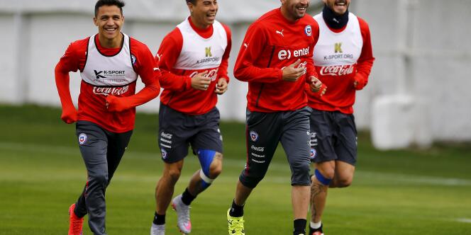 Alexis Sanchez (le premier à gauche) à l'entraînement avec ses coéquipiers de la sélection du Chili : Eduardo Vargas, Mauricio Isla et Mauricio Santiago.
