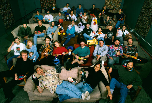 L'équipe de Pixar dans le studio d'Emeryville, en Californie. Allongés sur le canapé au premier plan, Steve Jobs (à droite) et John Lasseter.