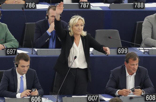 Marine Le Pen, entre Florian Philippot (à gauche) et Louis Aliot, durant une session de vote au parlement européen, de Strasbourg.