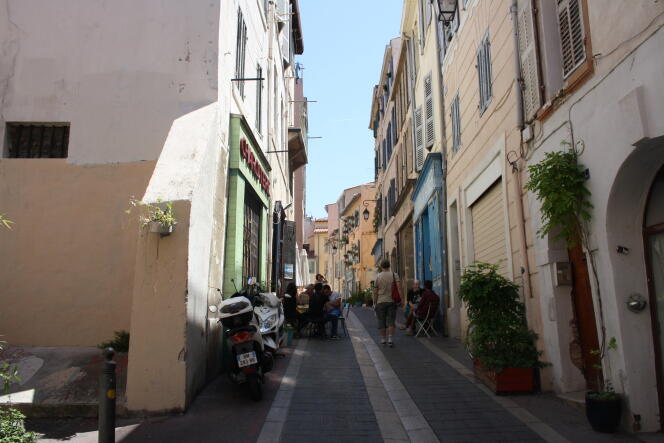Dans une rue du quartier du Panier à Marseille.