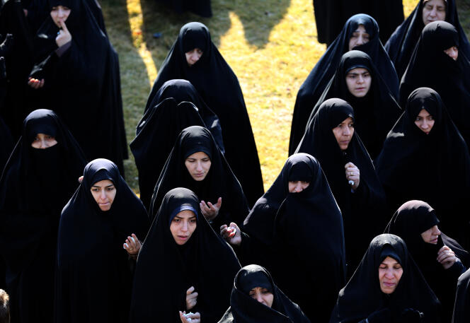 Des femmes iraniennes en tchador dans une procession funéraire, en janvier 2015 à Téhéran.