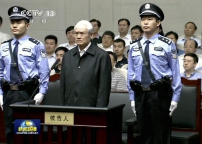 Capture d'écran des images du procès de Zhou Yongkang diffusées par la chaîne publique CCTV jeudi 11 juin 2015.
