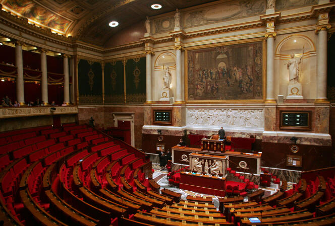 Vue de l'hémicycle de l'Assemblée nationale réalisée le 6 décembre 2005 à Paris, avant une séance de question au gouvernement.