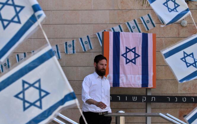 Un panneau Orange recouvert par un drapeau israélien, le 11 juin à Rosh HaAyin.