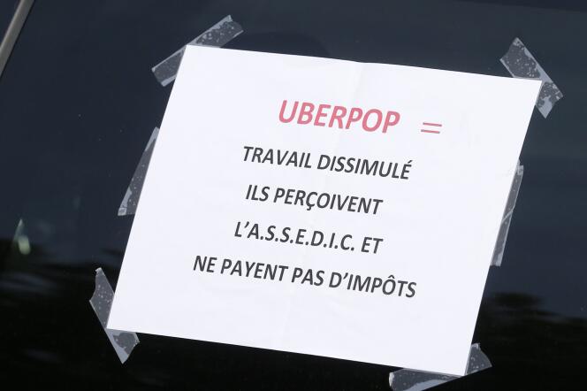 Lors d'une manifestation de chauffeurs de taxi contre l'arrivée d'UberPop à Nantes, le 9 juin.