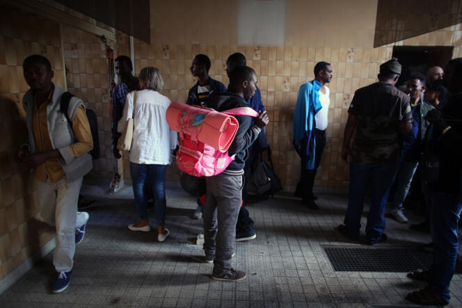 Des migrants dans la caserne où ils se sont réfugiés, près de gare de l'Est, le 11 juin à Paris.
