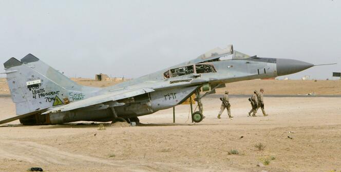 Une épave d'avion de chasse, sur la base d’Al-Takaddum, en Irak en 2005.