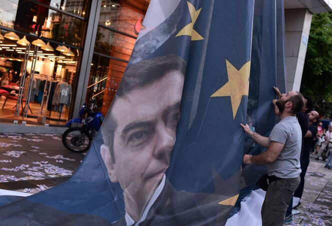 Le visage du premier ministre grec, Alexis Tsipras, imprimé sur un drapeau européen, le 11 juin à Athènes.