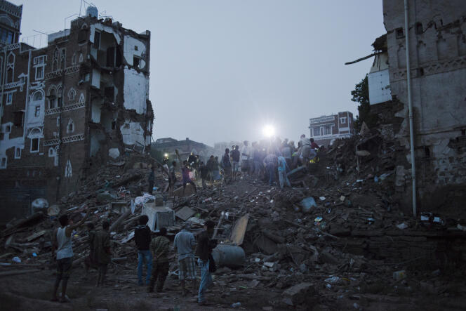 Voisins et amis tentent de secourir une famille piégée dans les décombres de leur maison, dans la vieille ville de Sanaa, détruite par un raid aérien saoudien, le 12 juin.