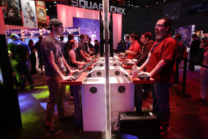 Des journalistes sur le stand Square Enix à l’E3 2014.