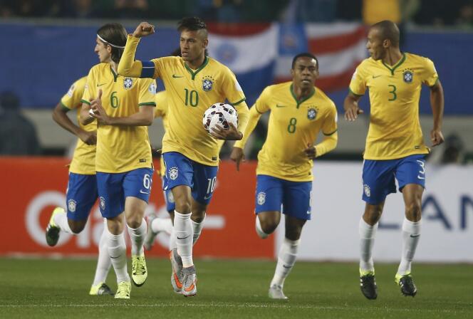 Le capitaine du Brésil Neymar (avec le ballon) tentera de mener son équipe vers une deuxième victoire en Copa America contre la Colombie, mercredi soir.