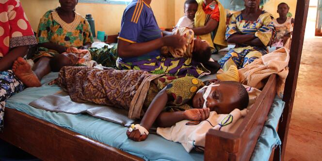 Un enfant atteint de paludisme à Nyarugusu,  en Tanzanie. AFP PHOTO/STEPHANIE AGLIETTI