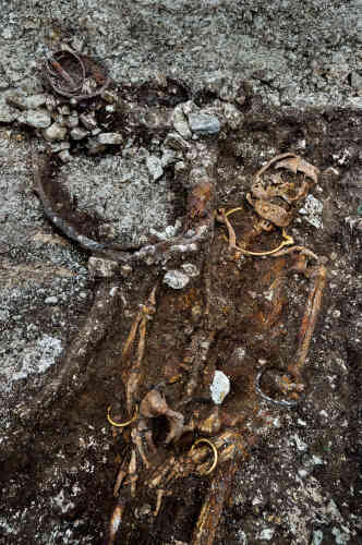 Allongé au centre de la tombe, tête au sud, le défunt repose avec son char à deux roues, un mode d'inhumation commun entre la fin de la période dite de « Hallstatt » et le début de celle de La Tène, dans ce quart nord-est de la France.