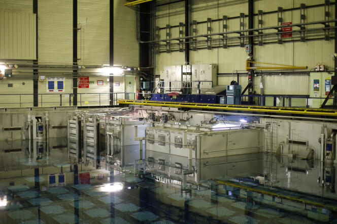 Une piscine de stockage de déchets nucléaires à l'usine Areva de La Hague, France, le 22 avril 2015.
