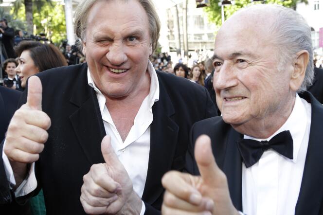 Le pouce de Gérard Depardieu, le pouce de Sepp Blatter et un troisième pouce sur le tapis rouge à Cannes, lors du Festival 2014.