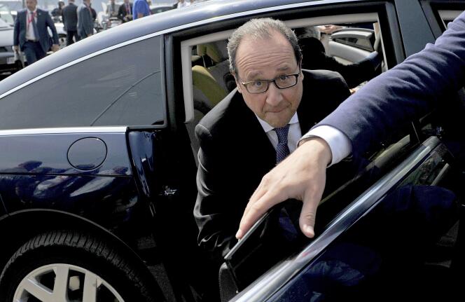François Hollande à son arrivée aux 24 Heures du Mans, samedi 13 juin.