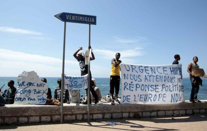 Des migrants du Soudan et d’Eythrée manifestent à la frontière franco-italienne, le 15 juin 2015.